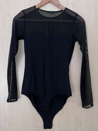 Body preto com manga comprida em tule