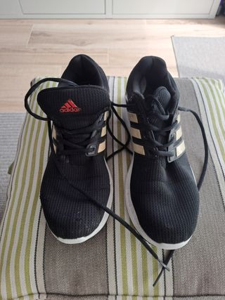 Zapatillas Adidas Negras y Doradas