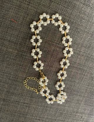 Collar de perlas y cadena dorada