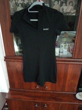 Mono negro con cremallera y texto