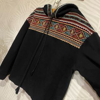 Sudadera Zara con capucha y bordado étnico