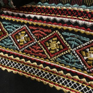 Sudadera Zara con capucha y bordado étnico