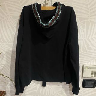 Sudadera Zara con capucha y bordado étnico