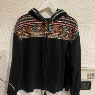 Sudadera Zara con capucha y bordado étnico