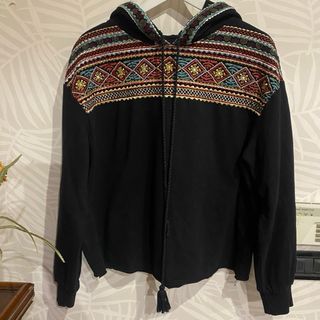 Sudadera Zara con capucha y bordado étnico