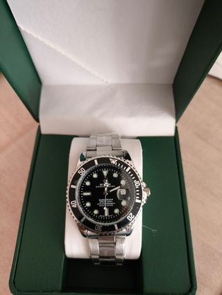 Reloj nuevo. Mantiene el envoltorio.