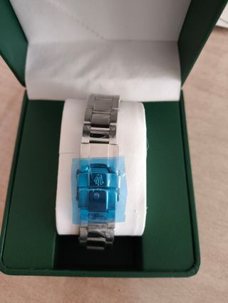 Reloj nuevo. Mantiene el envoltorio.