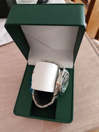 Reloj nuevo. Mantiene el envoltorio.
