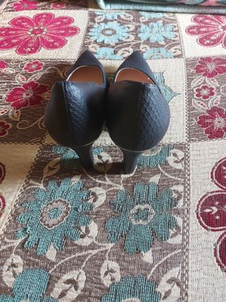 Zapatos de tacón negros para mujer