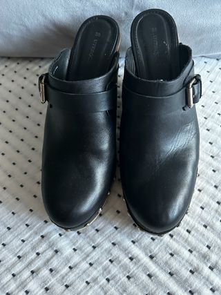 Zuecos de piel y madera