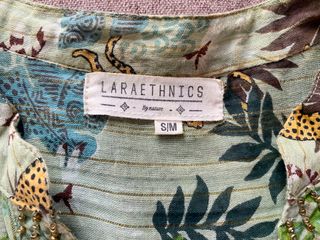 Túnica con estampado tropical de Lara Ethnics