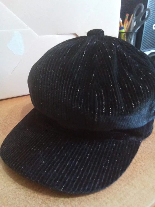 Cappello in velluto nero