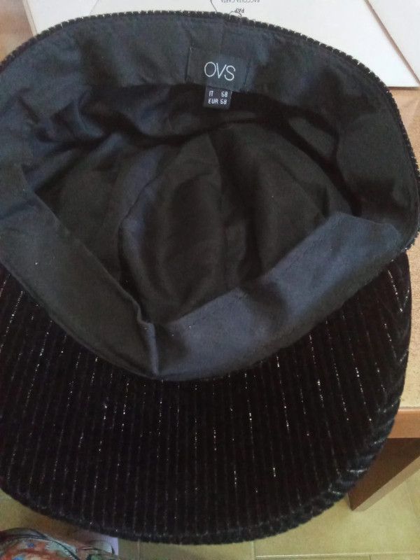Cappello in velluto nero