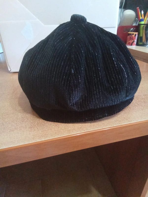 Cappello in velluto nero