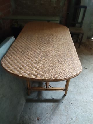 Mesa de ratán marrón