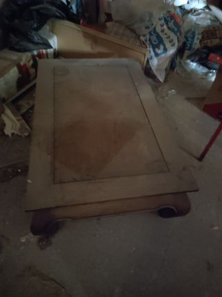 Mesa de madera marrón