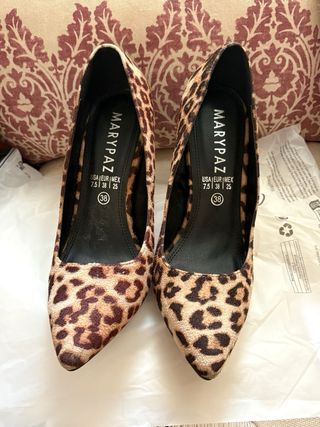 Zapatos de tacón con estampado de leopardo