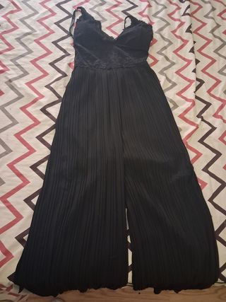 Mono negro con encaje y pantalón plisado
