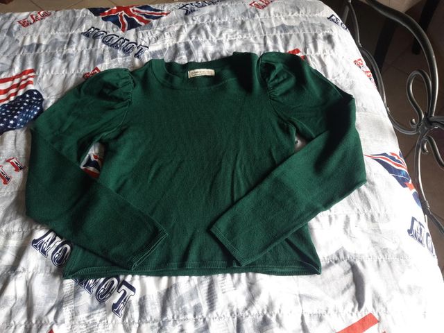 Maglione verde con maniche a sbuffo
