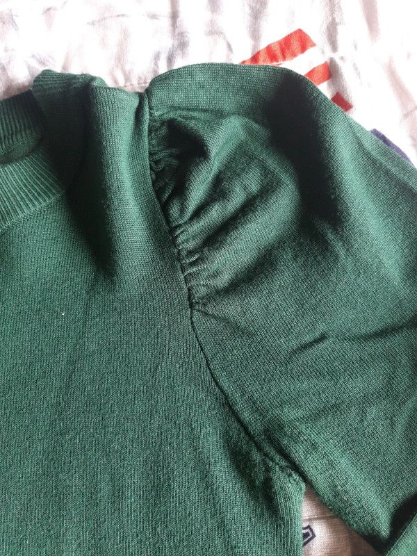 Maglione verde con maniche a sbuffo