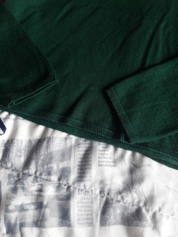 Maglione verde con maniche a sbuffo