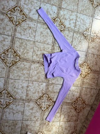 Top lila cruzado y abierto