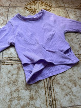 Top lila cruzado y abierto