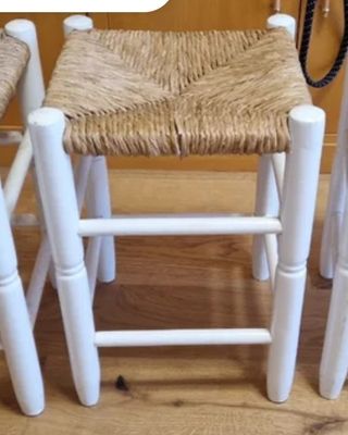 Asiento de mimbre y madera blanco