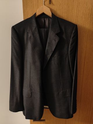 Traje gris de hombre