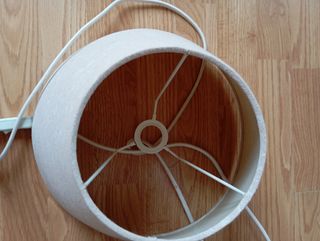 Lámpara de mesa.Pantalla y pie de madera. Funda.