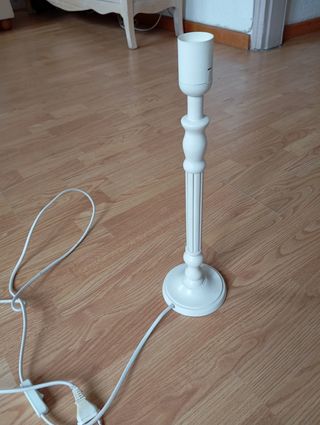 Lámpara de mesa.Pantalla y pie de madera. Funda.