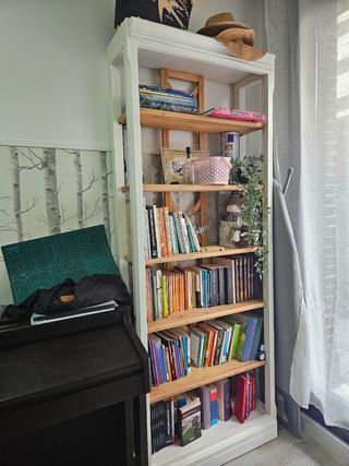 Cama individual de madera blanca y estantería