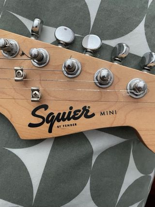 Guitarra Eléctrica Squier Mini Stratocaster Rosa