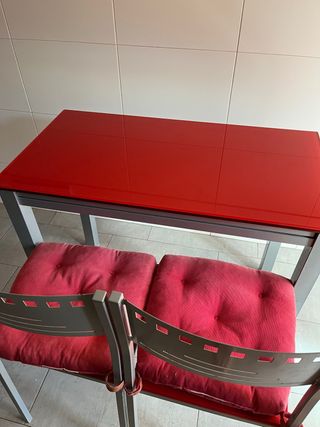 Tavolo rosso e 2 sedie inox
