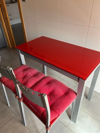 Tavolo rosso e 2 sedie inox