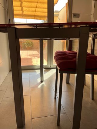 Tavolo rosso e 2 sedie inox