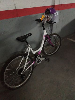 Bicicleta infantil blanca y morada