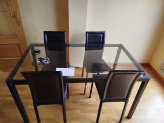 Mesa de cristal con 4 sillas de piel