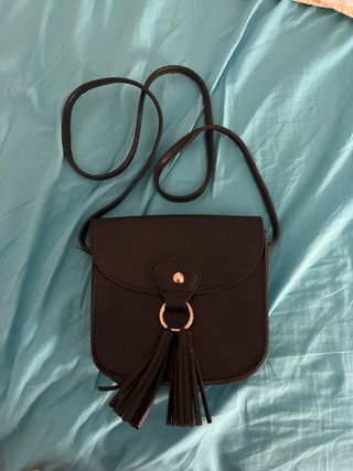 Bolso bandolera de cuero negro con flecos