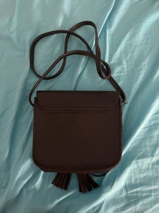 Bolso bandolera de cuero negro con flecos