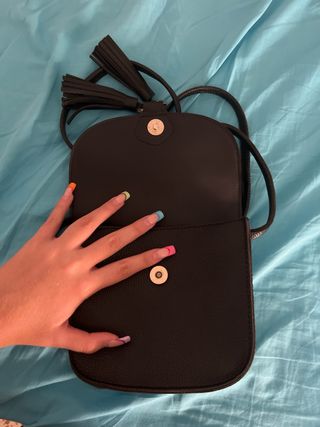 Bolso bandolera de cuero negro con flecos