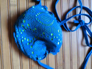 Bikini azul y amarillo fluorescente