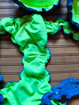 Bikini azul y amarillo fluorescente