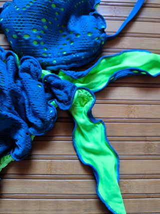Bikini azul y amarillo fluorescente