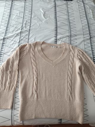 Jersey beige cuello pico y mangas de ochos.