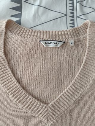 Jersey beige cuello pico y mangas de ochos.