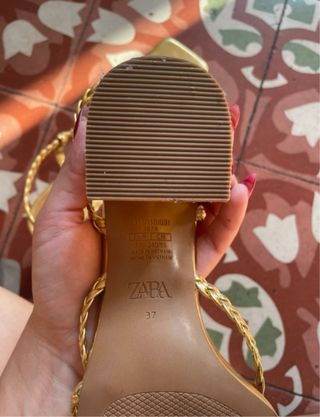 Sandalias Zara doradas tacón tiras trenzadas