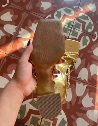 Sandalias Zara doradas tacón tiras trenzadas
