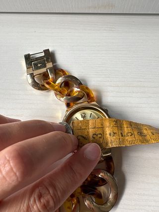 Reloj de pulsera dorado con eslabones