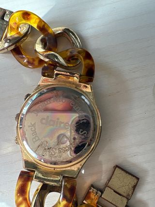Reloj de pulsera dorado con eslabones